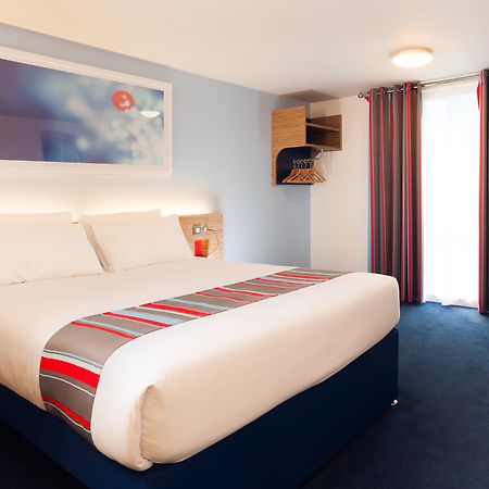 Ibis Budget London Heathrow T5 Слау Екстериор снимка
