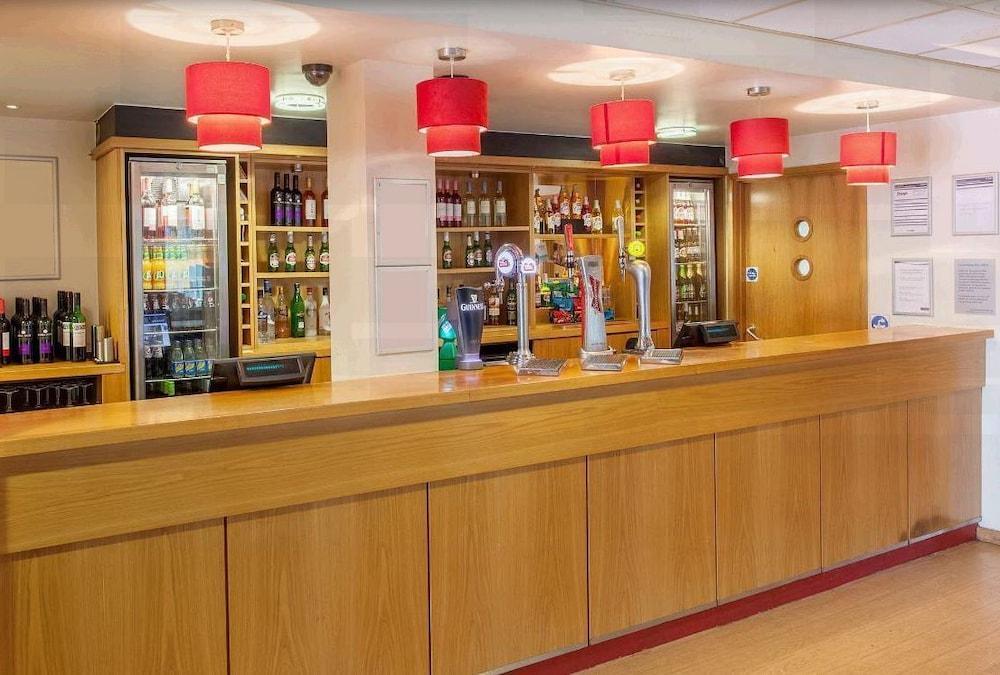 Ibis Budget London Heathrow T5 Слау Екстериор снимка
