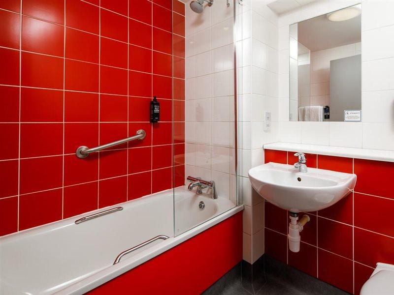Ibis Budget London Heathrow T5 Слау Екстериор снимка