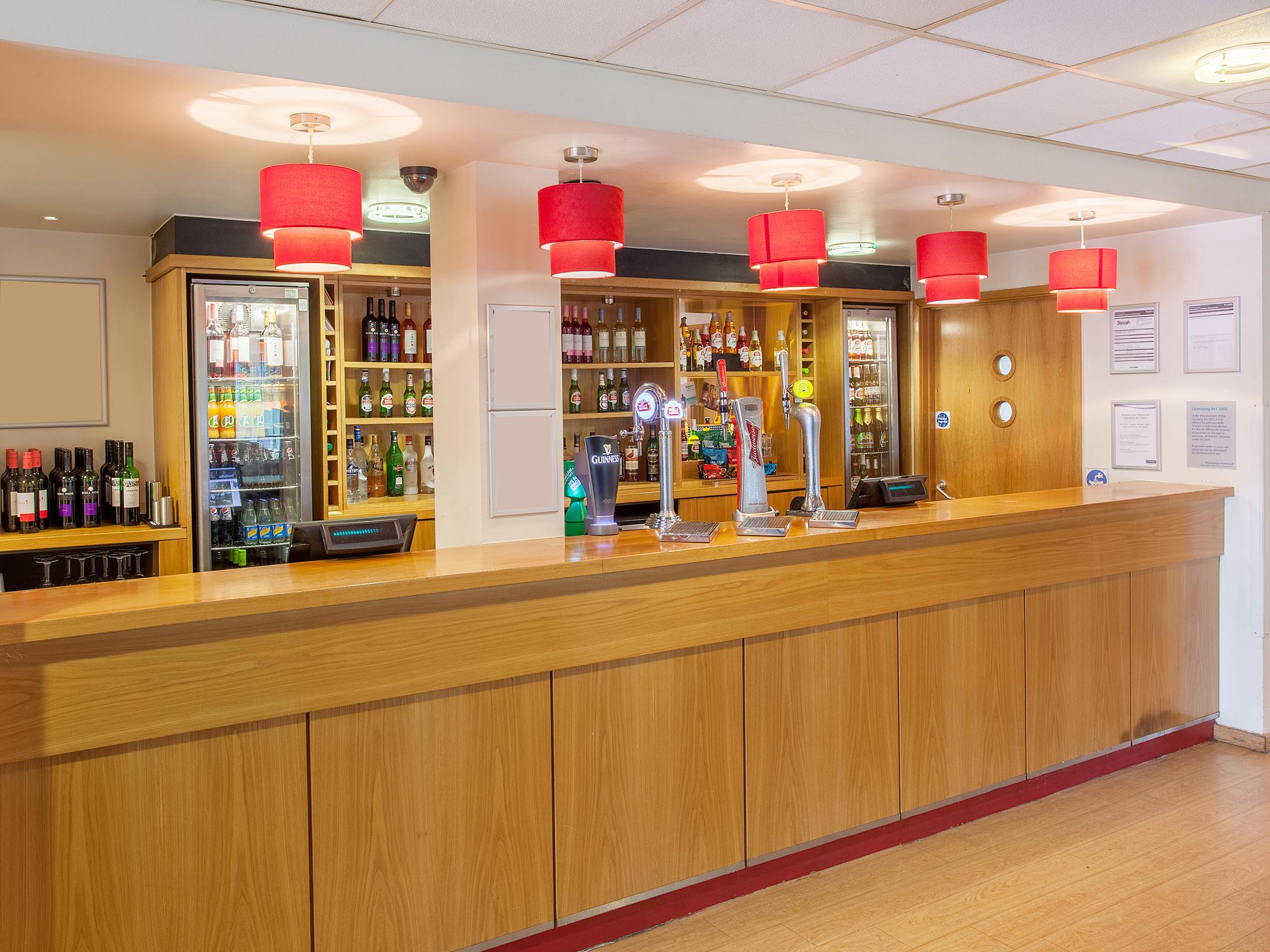 Ibis Budget London Heathrow T5 Слау Екстериор снимка