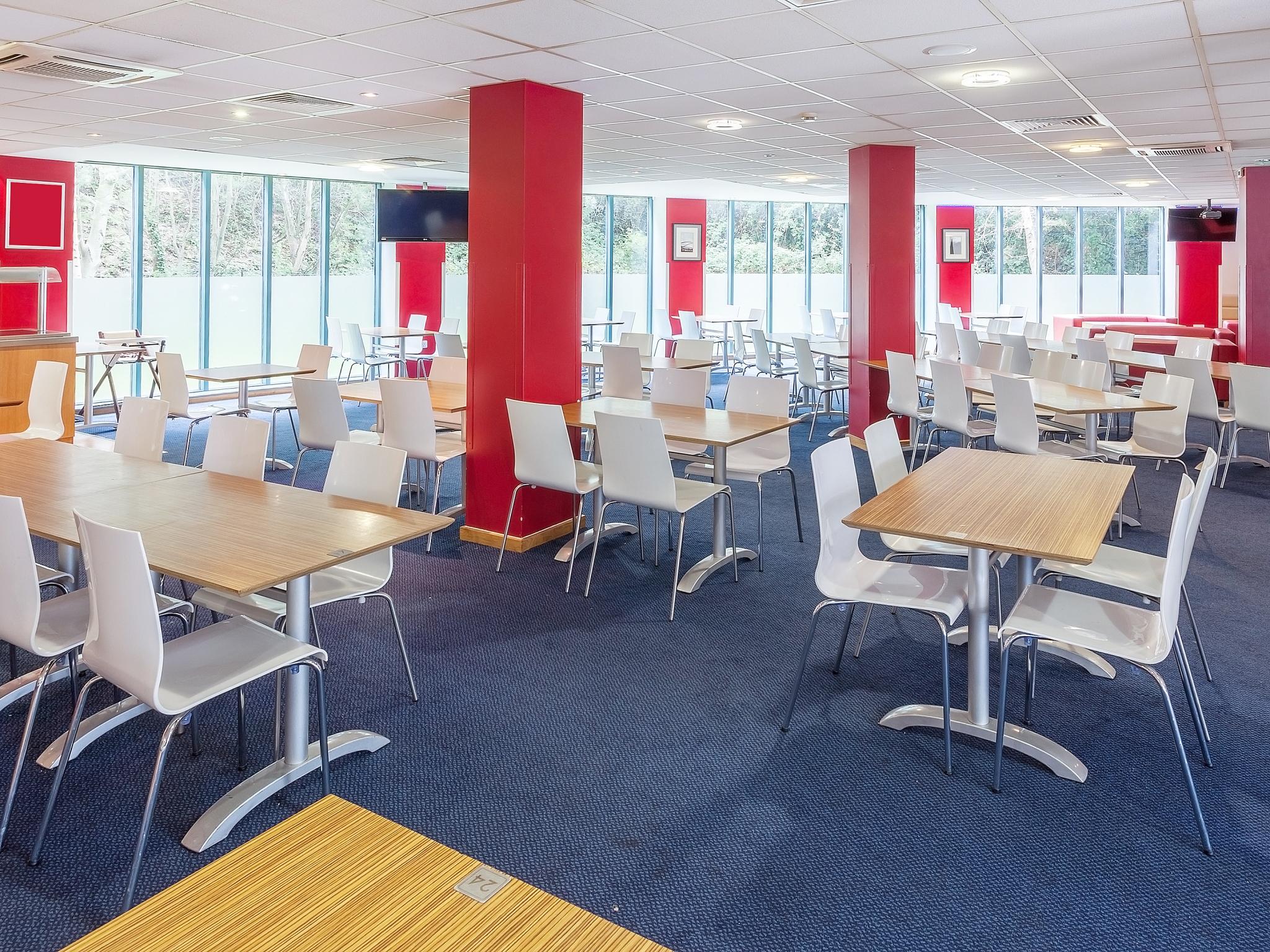 Ibis Budget London Heathrow T5 Слау Екстериор снимка