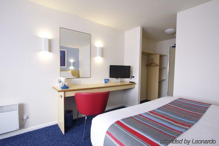 Ibis Budget London Heathrow T5 Слау Екстериор снимка
