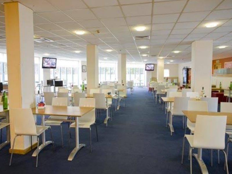 Ibis Budget London Heathrow T5 Слау Екстериор снимка