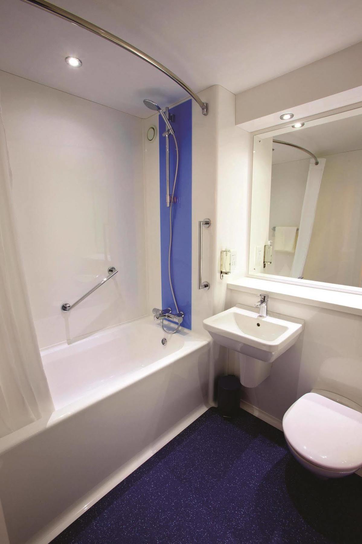 Ibis Budget London Heathrow T5 Слау Екстериор снимка